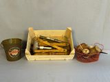 une boîte en bois contenant des outils et un seau avec une brosse à dents
