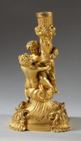 Paire de bougeoirs en bronze doré ciselé à décor de deux enf… (photo 2)