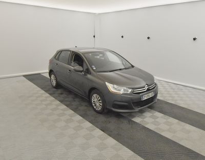 la voiture grise est garée dans le garage sur le sol en damier