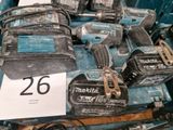 les nombreux outils différents exposés dans un magasin