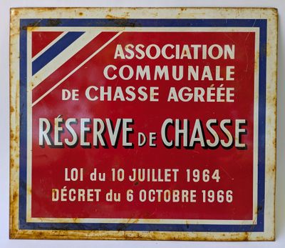une pancarte accrochée au mur sur laquelle on peut lire : « Association communale de chasse – Réserve de chasse »