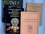 trois livres posés sur une table