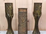 trois vases posés sur une table