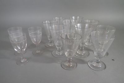 un grand nombre de verres à vin vides posés sur une table