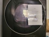 une machine à laver et un sèche-linge noirs placés l'un à côté de l'autre