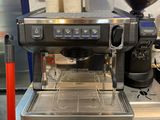 une machine à café posée sur un comptoir