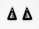 paire de boucles d'oreilles noires et vertes en forme de triangle, ornées de diamants