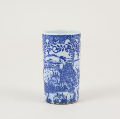 JAPON ? Petit vase rouleau imprimé en porcelaine blanc et bl…