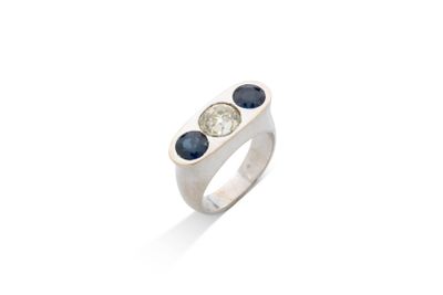 un gros plan d'une bague sertie de deux pierres