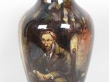un vase sur lequel est représenté un homme