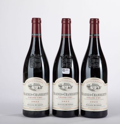 trois bouteilles de vin rouge posées côte à côte sur une table