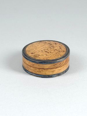 une petite boîte en bois avec un couvercle sur une surface blanche