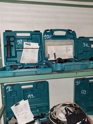de nombreux outils posés sur une étagère dans une pièce