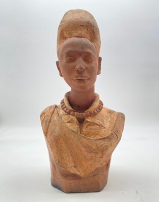statue d'une femme coiffée d'une coiffe, sur fond blanc