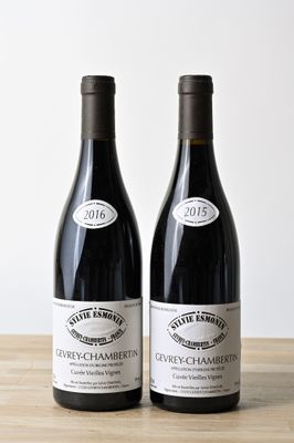 deux bouteilles de vin posées sur une table l'une à côté de l'autre