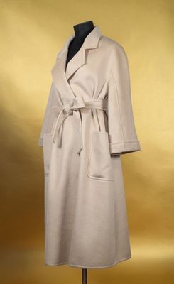 une blouse blanche sur un mannequin, un mannequin, un mannequin, un mannequin, un mannequin, un mannequin, un mannequin, un mannequin, un mannequin