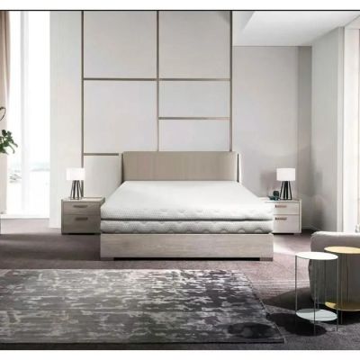 un lit qui se trouve dans une chambre où il y a un tapis au sol