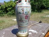 un grand vase posé sur une table en bois