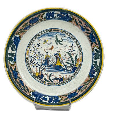 une assiette bleue et blanche représentant un bateau