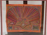 la photo d'une photo d'une œuvre d'art exposée dans une vitrine