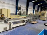 une machine qui usine un morceau de bois dans une usine