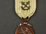 gros plan d'une médaille sur une surface noire