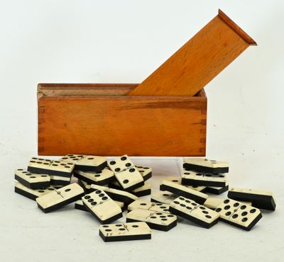 Jeu de 28 dominos présenté dans une boite bois, plaquettes en os fixée - Photo 1