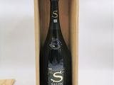 la bouteille de vin se trouve dans un coffret en bois posé sur la table