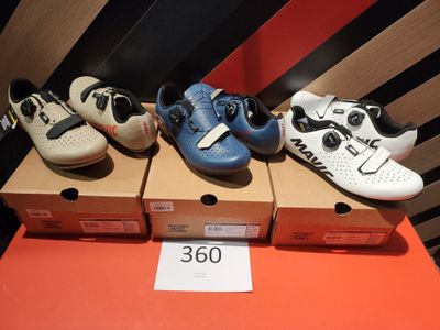 cinq paires de chaussures exposées dans une vitrine