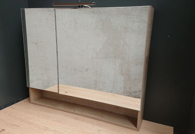 une photo d'une salle de bains avec un lavabo et un miroir