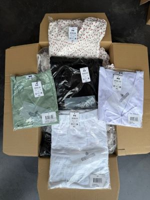 Les cartons de vêtements pour hommes sont emballés dans une boîte en carton