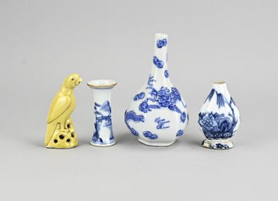 trois vases bleus et blancs et un oiseau sur fond gris