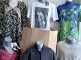 de nombreux types de vêtements exposés dans une pièce
