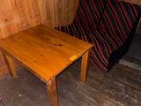 un canapé et une table dans le coin d'une pièce