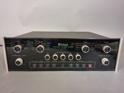 un gros plan d'une radio en noir et blanc posée sur une table