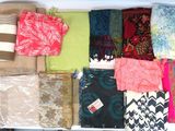 plusieurs types de foulards différents disposés sur une table
