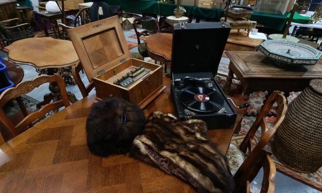Lot comprenant boîte à musique à remontoir, gramophone ancien. Jo...