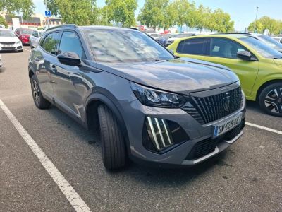 un SUV gris garé sur un parking à côté d'autres voitures