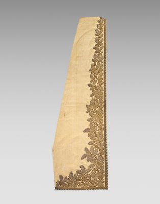 un chemin de table doré et blanc orné d'un motif floral