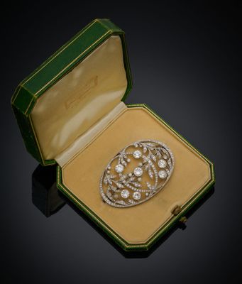 une broche ancienne en diamants et or, dans son écrin
