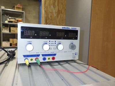 une machine posée sur une table