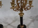paire de chandeliers anciens en laiton sur des socles en marbre noir
