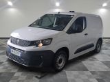 la camionnette blanche est garée sur un sol en damier dans le garage