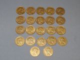 beaucoup de pièces d'or sur la table