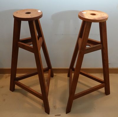 deux tabourets en bois placés l'un à côté de l'autre dans une pièce