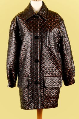 une photo d'une veste en cuir marron sur un mannequin