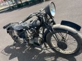 une vieille moto garée sur le bord de la route