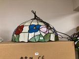 une lampe posée sur une boîte