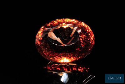gros plan d'un diamant rouge sur une surface noire