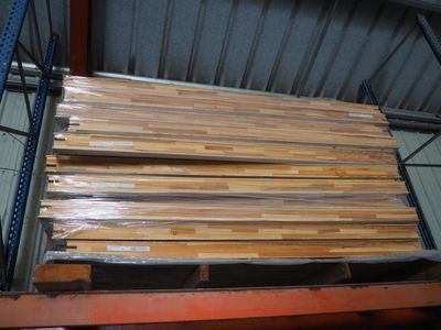 une pile de bois posée sur une palette dans un entrepôt